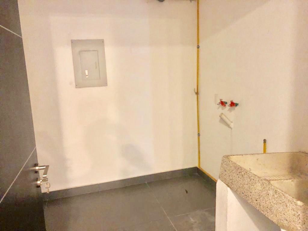 RENTO DEPARTAMENTO CON TERRAZA GRANDE Y 4 ESTACIONAMIENTOS EN BOSQUE REA