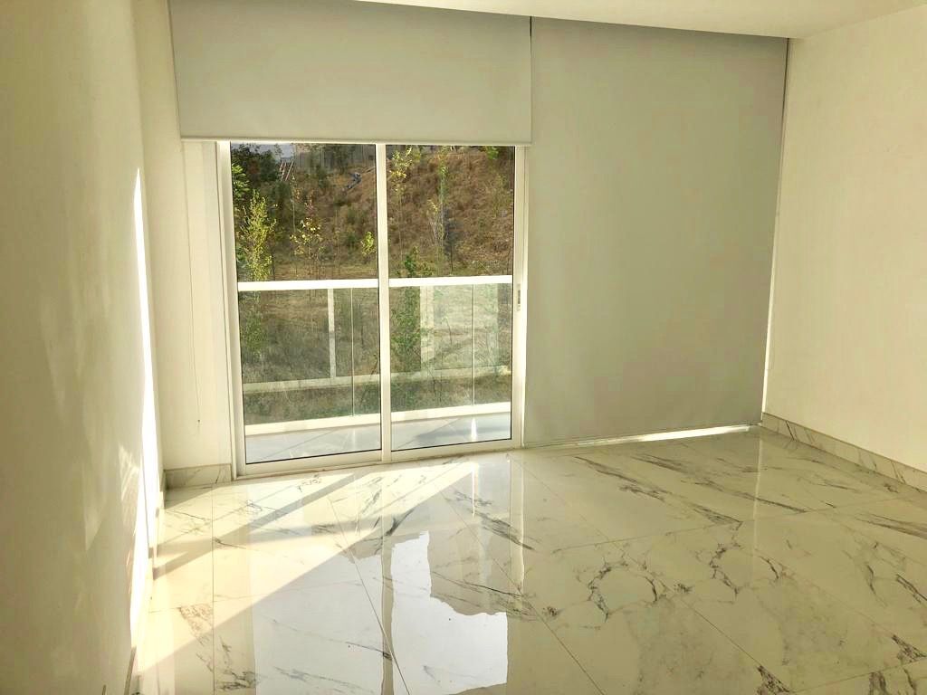 RENTO DEPARTAMENTO CON TERRAZA GRANDE Y 4 ESTACIONAMIENTOS EN BOSQUE REA