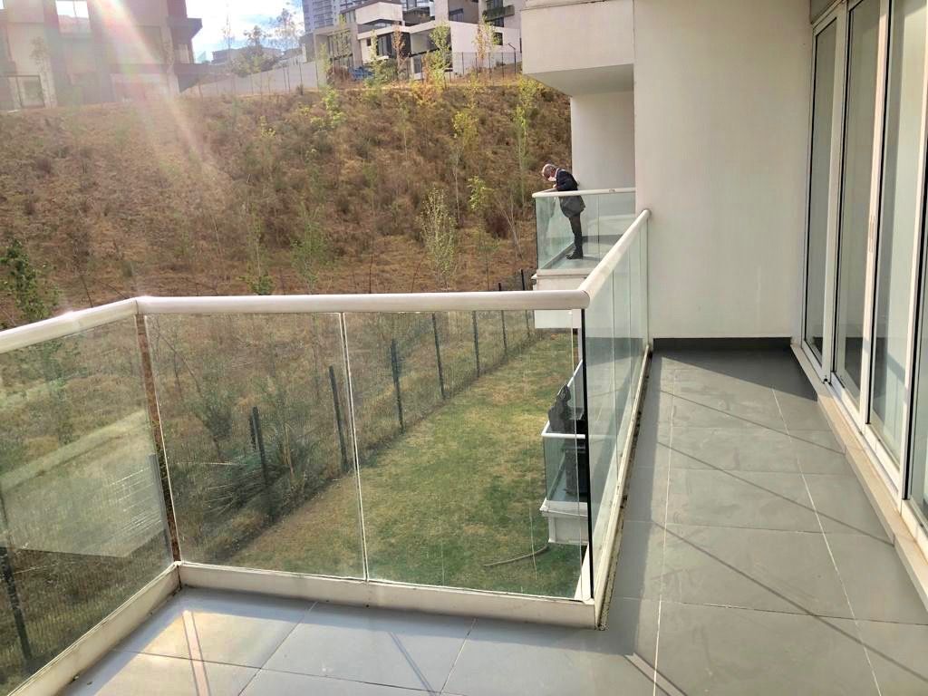 RENTO DEPARTAMENTO CON TERRAZA GRANDE Y 4 ESTACIONAMIENTOS EN BOSQUE REA