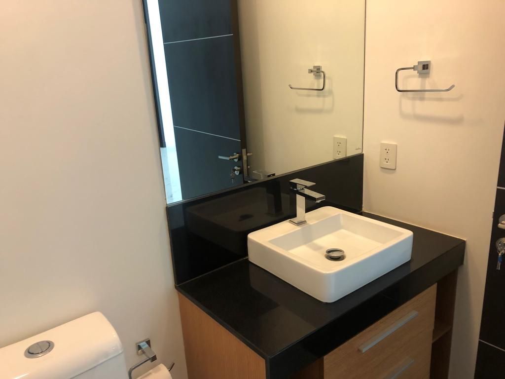 RENTO DEPARTAMENTO CON TERRAZA GRANDE Y 4 ESTACIONAMIENTOS EN BOSQUE REA