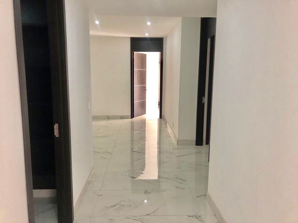 RENTO DEPARTAMENTO CON TERRAZA GRANDE Y 4 ESTACIONAMIENTOS EN BOSQUE REA