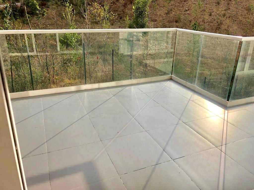 RENTO DEPARTAMENTO CON TERRAZA GRANDE Y 4 ESTACIONAMIENTOS EN BOSQUE REA