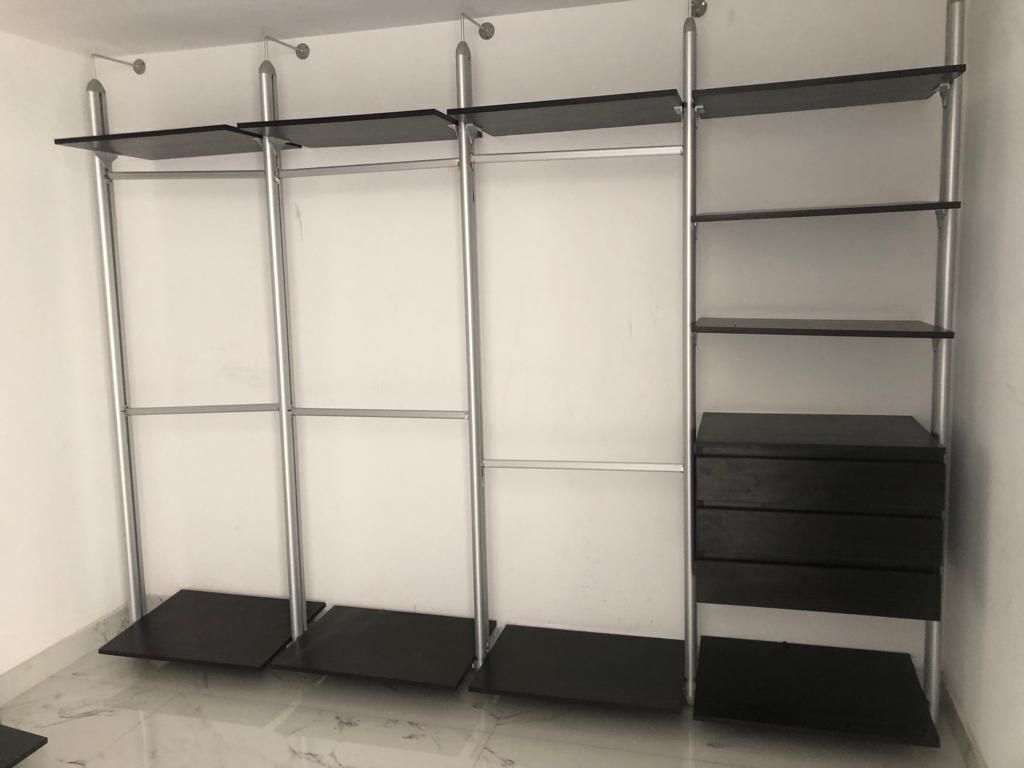 RENTO DEPARTAMENTO CON TERRAZA GRANDE Y 4 ESTACIONAMIENTOS EN BOSQUE REA