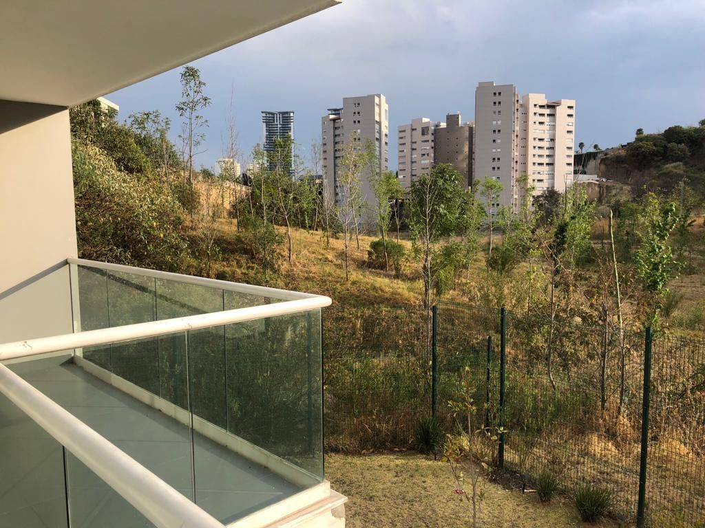 RENTO DEPARTAMENTO CON TERRAZA GRANDE Y 4 ESTACIONAMIENTOS EN BOSQUE REA
