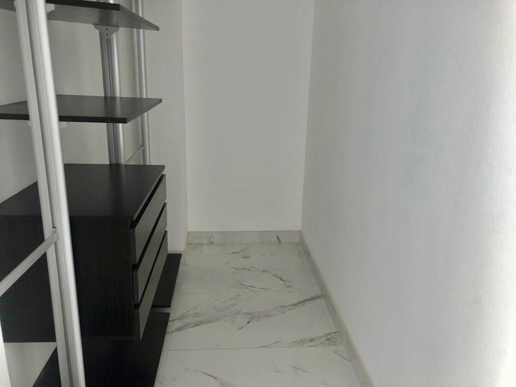 RENTO DEPARTAMENTO CON TERRAZA GRANDE Y 4 ESTACIONAMIENTOS EN BOSQUE REA