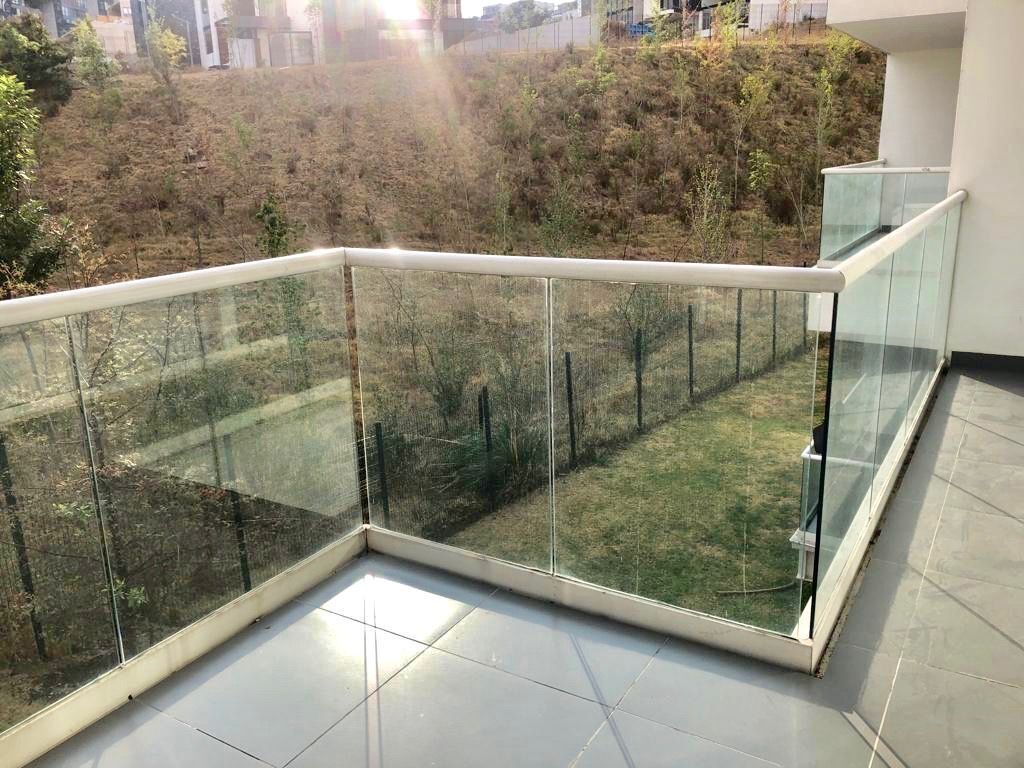 RENTO DEPARTAMENTO CON TERRAZA GRANDE Y 4 ESTACIONAMIENTOS EN BOSQUE REA