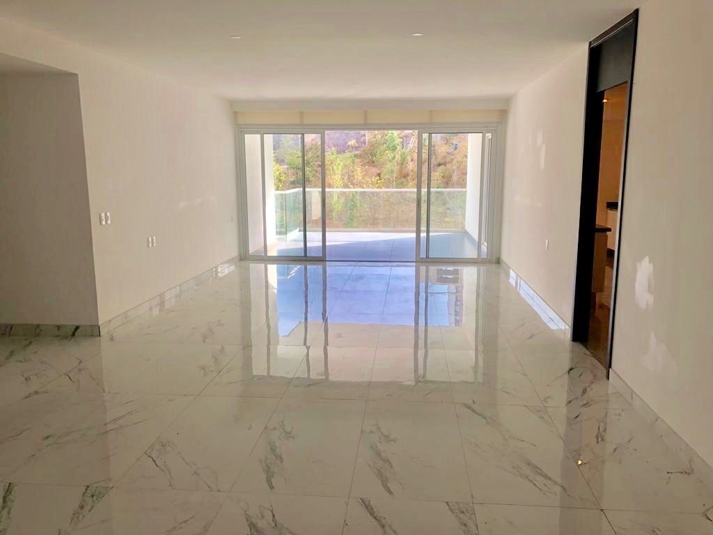 RENTO DEPARTAMENTO CON TERRAZA GRANDE Y 4 ESTACIONAMIENTOS EN BOSQUE REA