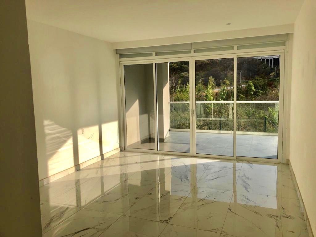 RENTO DEPARTAMENTO CON TERRAZA GRANDE Y 4 ESTACIONAMIENTOS EN BOSQUE REA