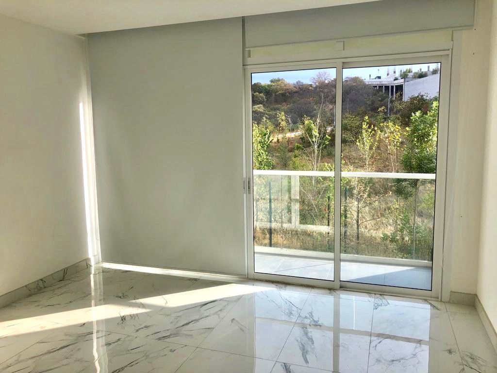 RENTO DEPARTAMENTO CON TERRAZA GRANDE Y 4 ESTACIONAMIENTOS EN BOSQUE REA