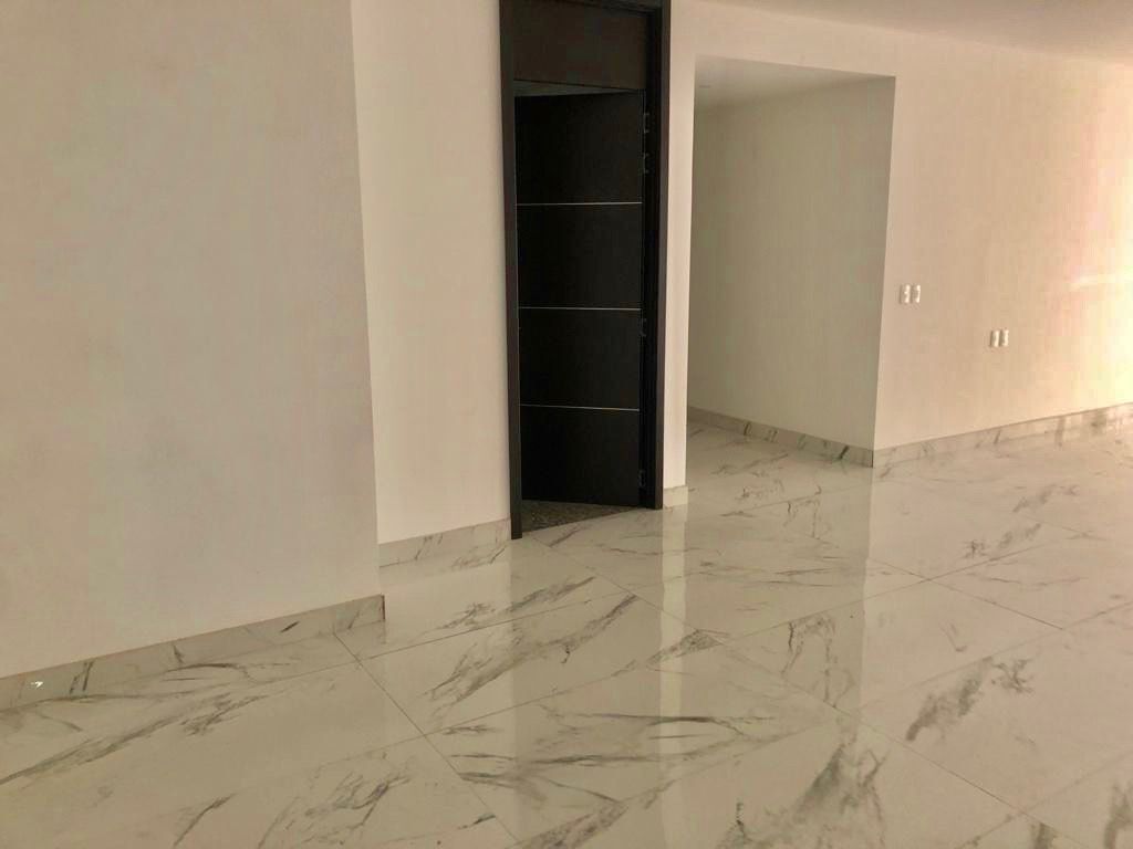RENTO DEPARTAMENTO CON TERRAZA GRANDE Y 4 ESTACIONAMIENTOS EN BOSQUE REA