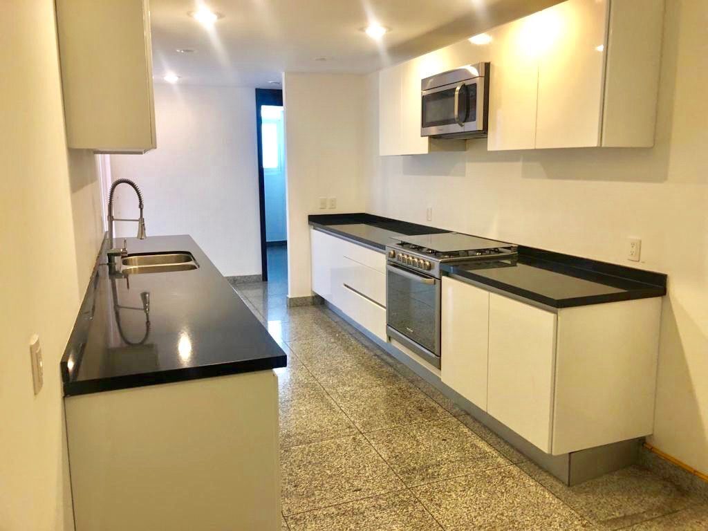 RENTO DEPARTAMENTO CON TERRAZA GRANDE Y 4 ESTACIONAMIENTOS EN BOSQUE REA