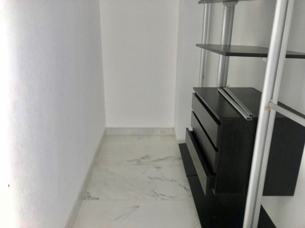 RENTO DEPARTAMENTO CON TERRAZA GRANDE Y 4 ESTACIONAMIENTOS EN BOSQUE REA