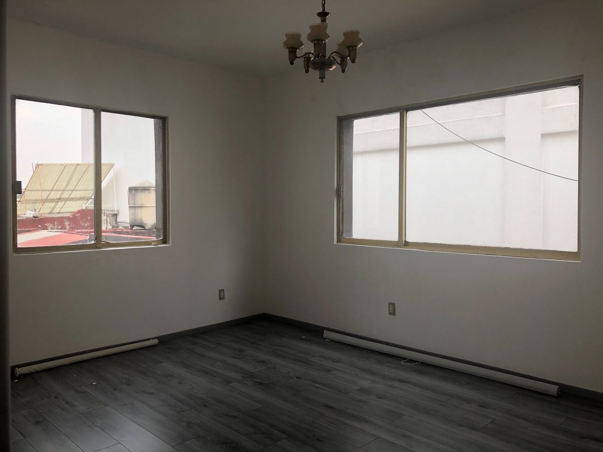 VENDO CASA EN ESQUINA EN LOMAS DE CHAPULTEPEC DE 4 REC