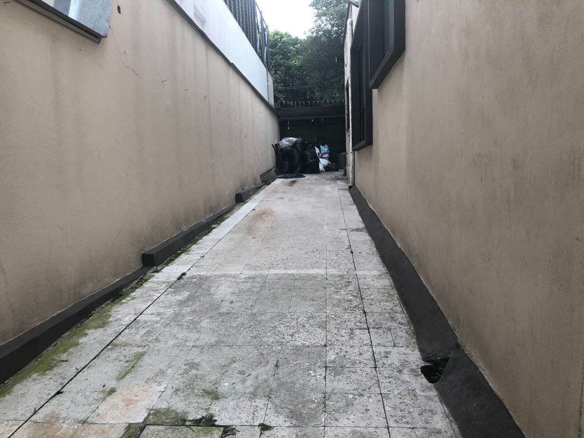 VENDO CASA EN ESQUINA EN LOMAS DE CHAPULTEPEC DE 4 REC