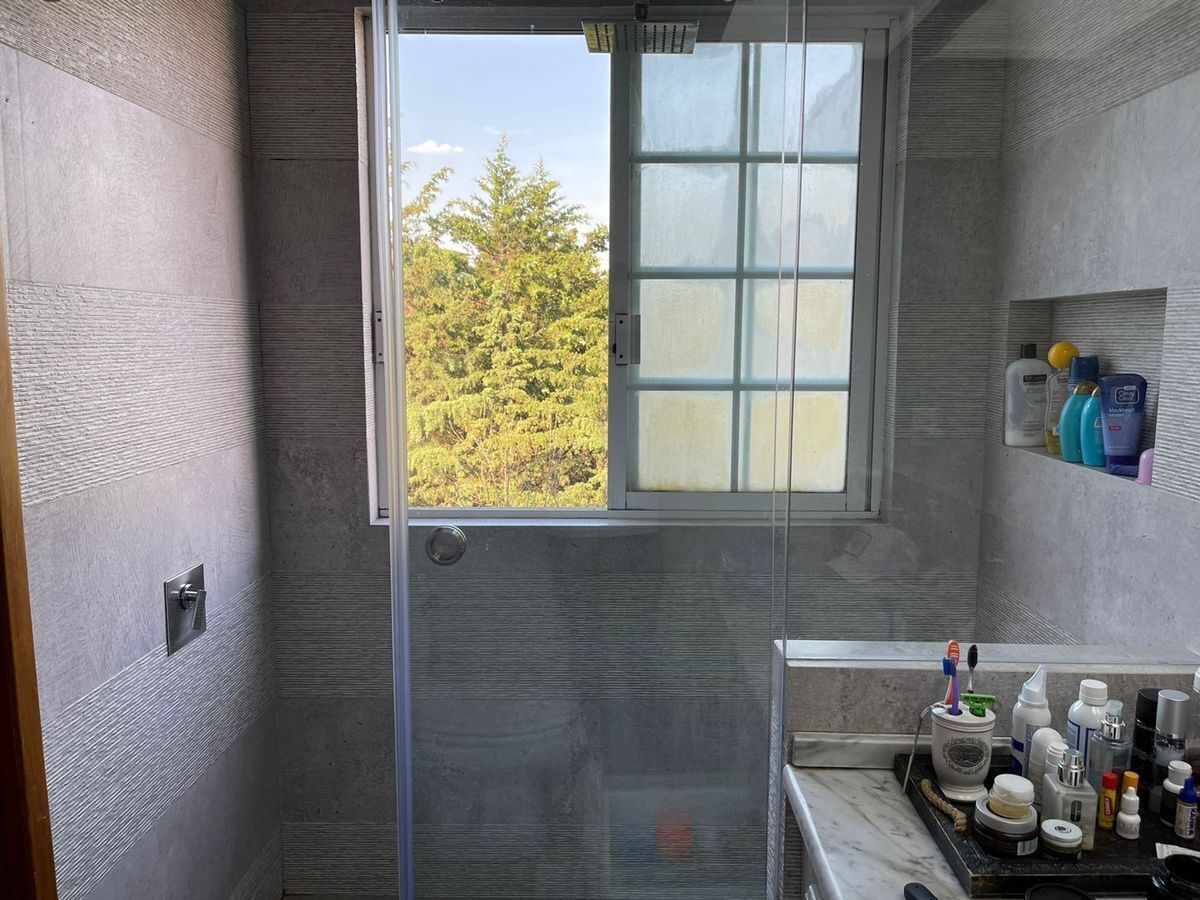 VENDO CASA CON SEGURIDAD EN INTERLOMAS REMODELADA