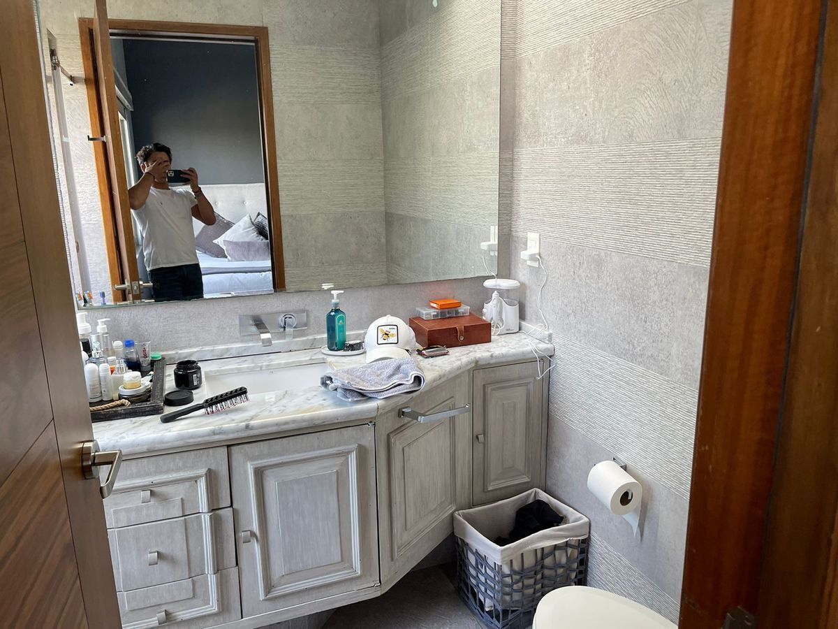 VENDO CASA CON SEGURIDAD EN INTERLOMAS REMODELADA