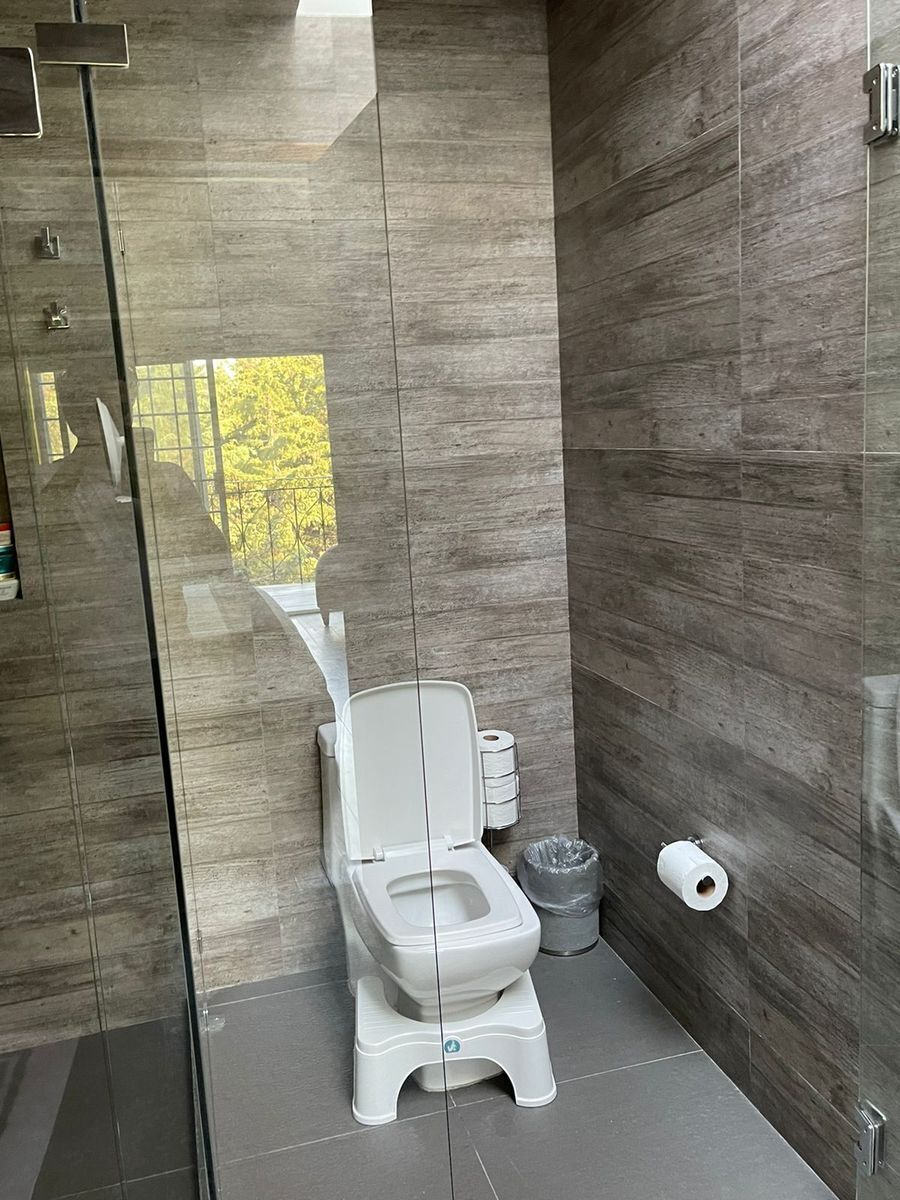 VENDO CASA CON SEGURIDAD EN INTERLOMAS REMODELADA