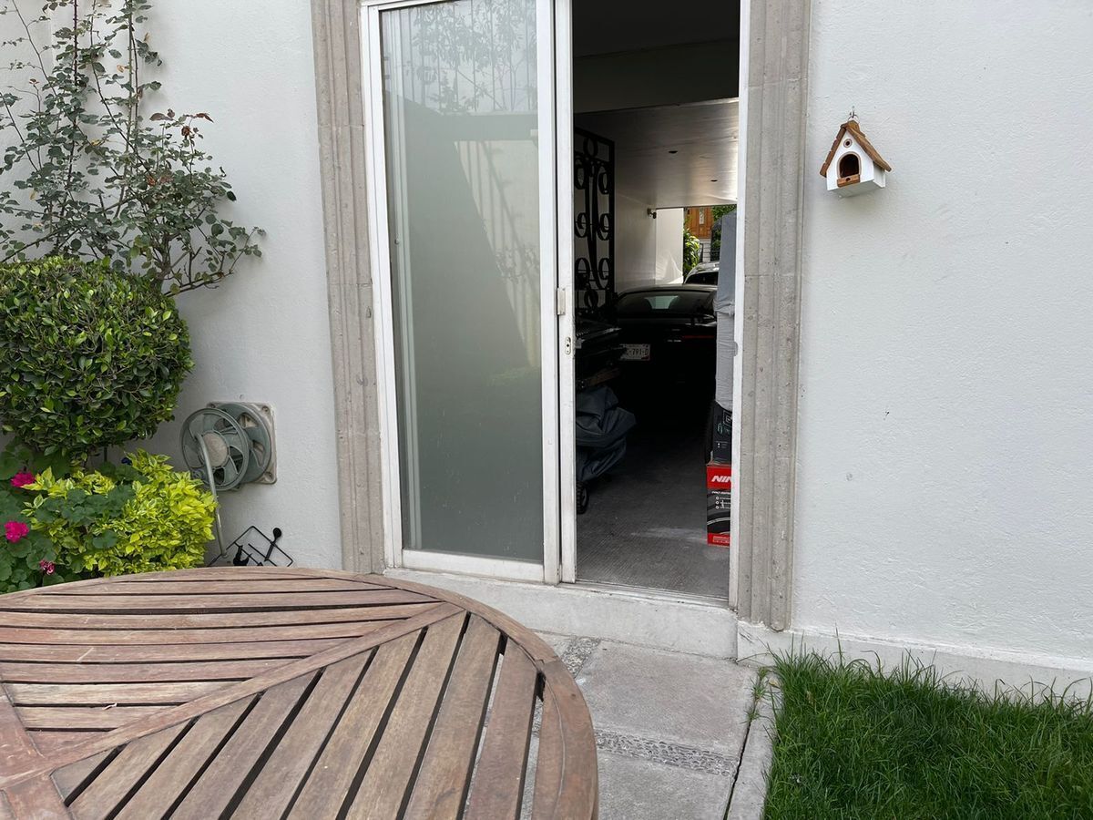 VENDO CASA CON SEGURIDAD EN INTERLOMAS REMODELADA