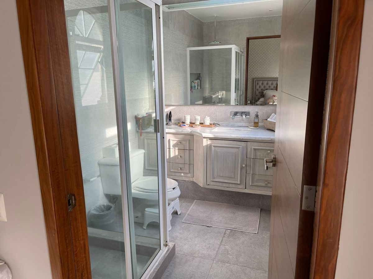 VENDO CASA CON SEGURIDAD EN INTERLOMAS REMODELADA