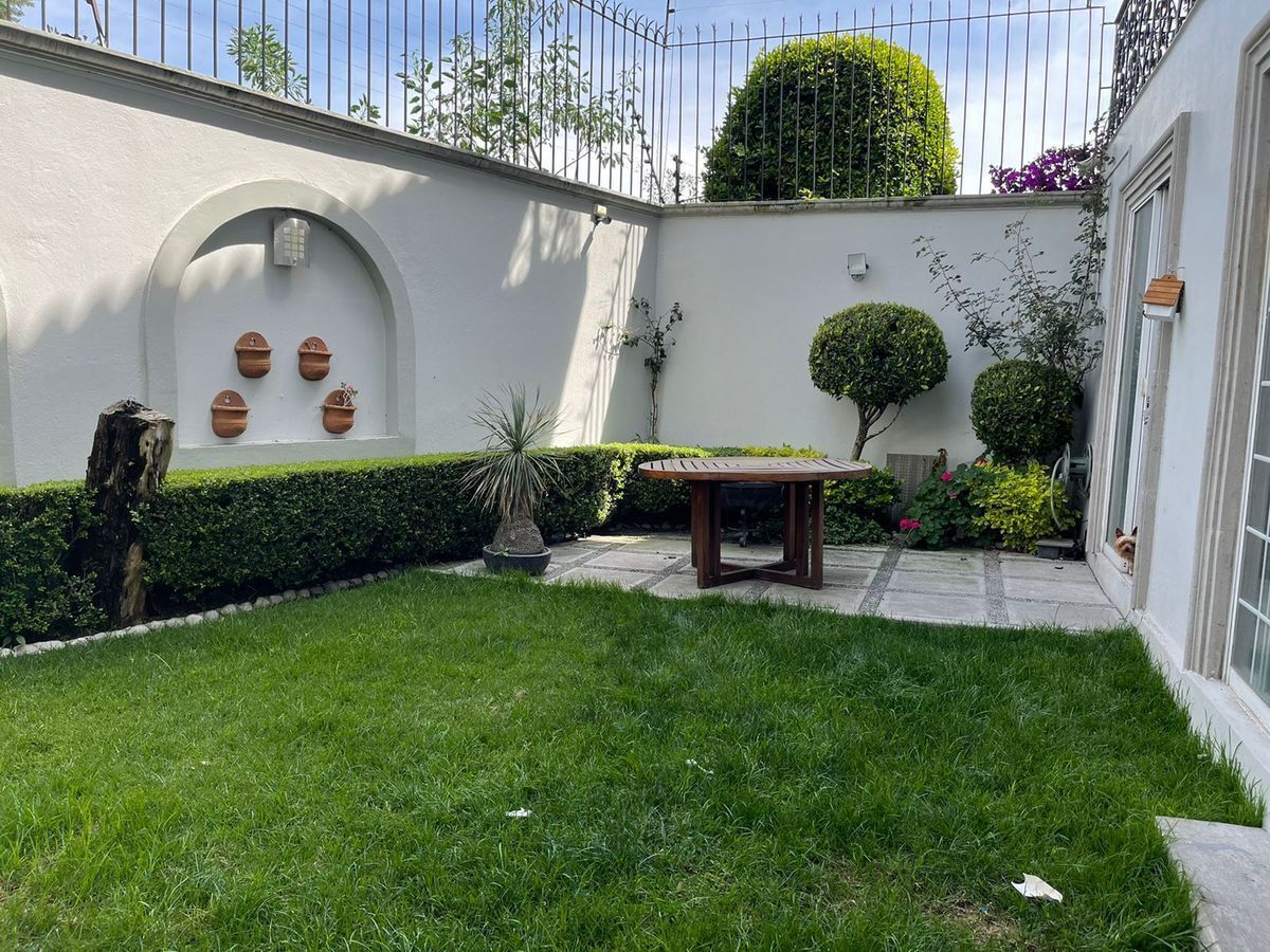 VENDO CASA CON SEGURIDAD EN INTERLOMAS REMODELADA