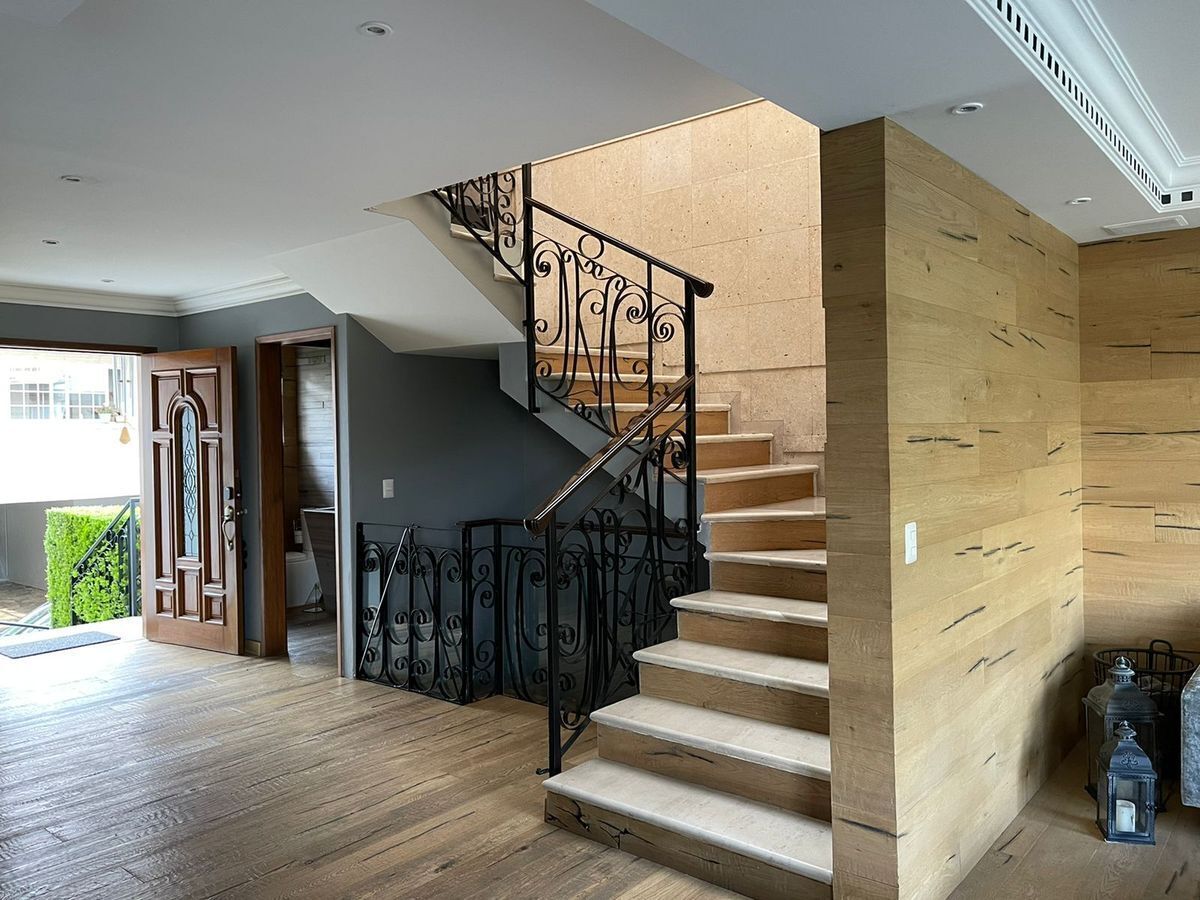 VENDO CASA CON SEGURIDAD EN INTERLOMAS REMODELADA