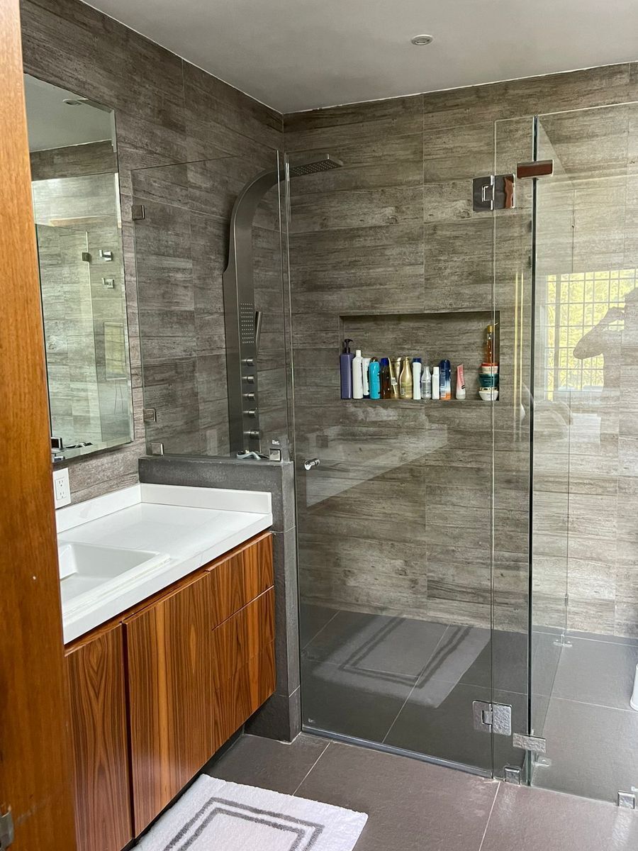 VENDO CASA CON SEGURIDAD EN INTERLOMAS REMODELADA