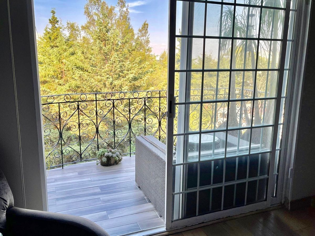 VENDO CASA CON SEGURIDAD EN INTERLOMAS REMODELADA