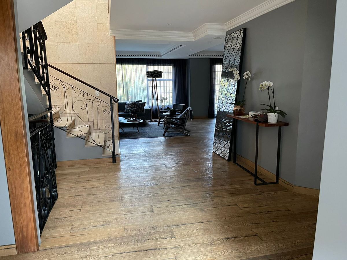 VENDO CASA CON SEGURIDAD EN INTERLOMAS REMODELADA