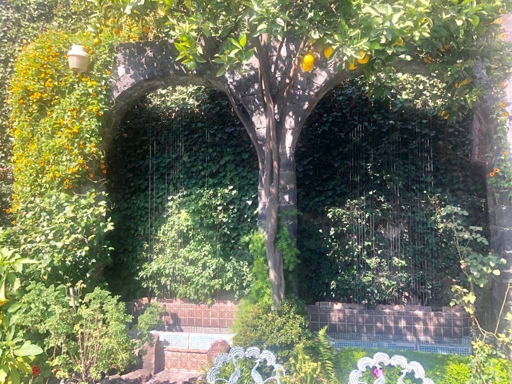VENDO CASA EN LOMAS HIPODROMO CON VIGILANCIA