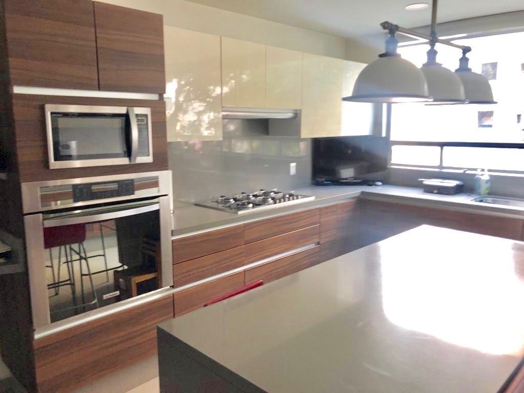 VENDO DEPARTAMENTO REMODELADO EN BOSQUES PISO BAJO