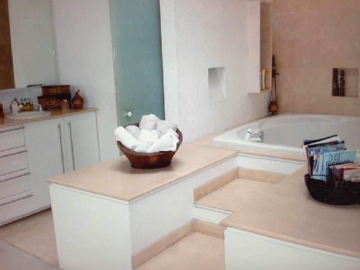 VENDO CASA DEL ARQ. ARAGONES EN BOSQUES