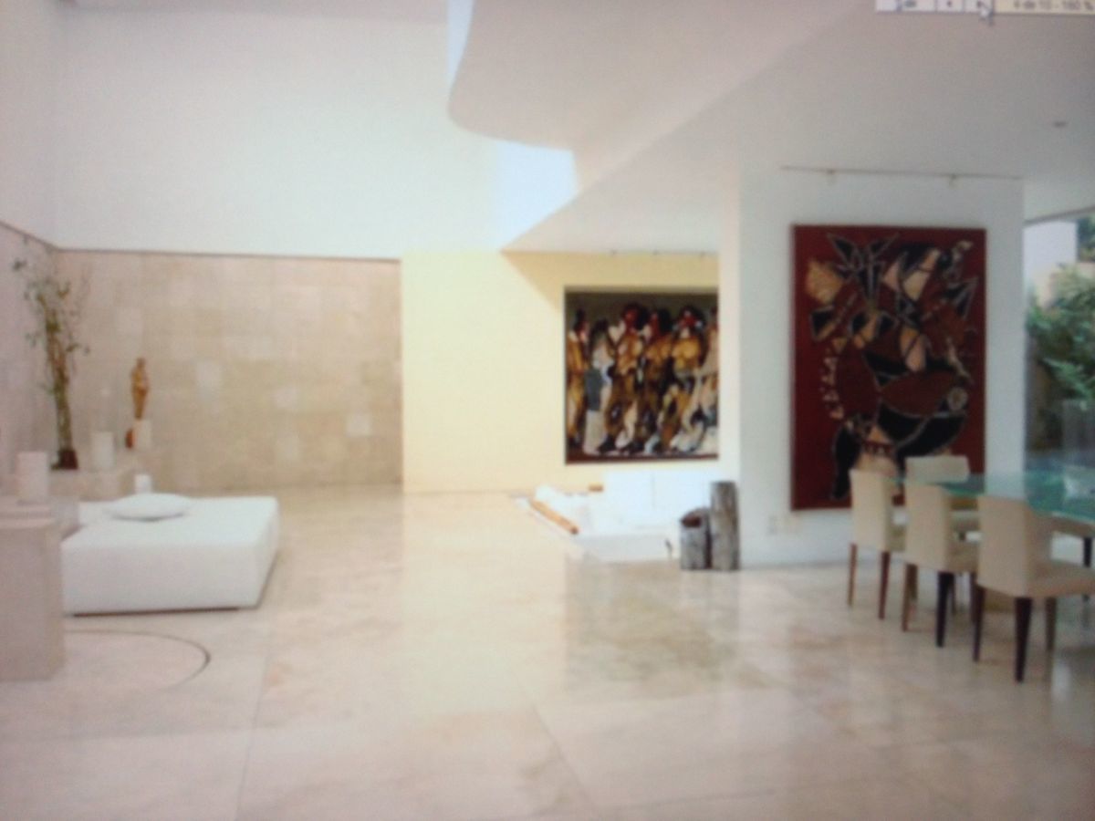 VENDO CASA DEL ARQ. ARAGONES EN BOSQUES
