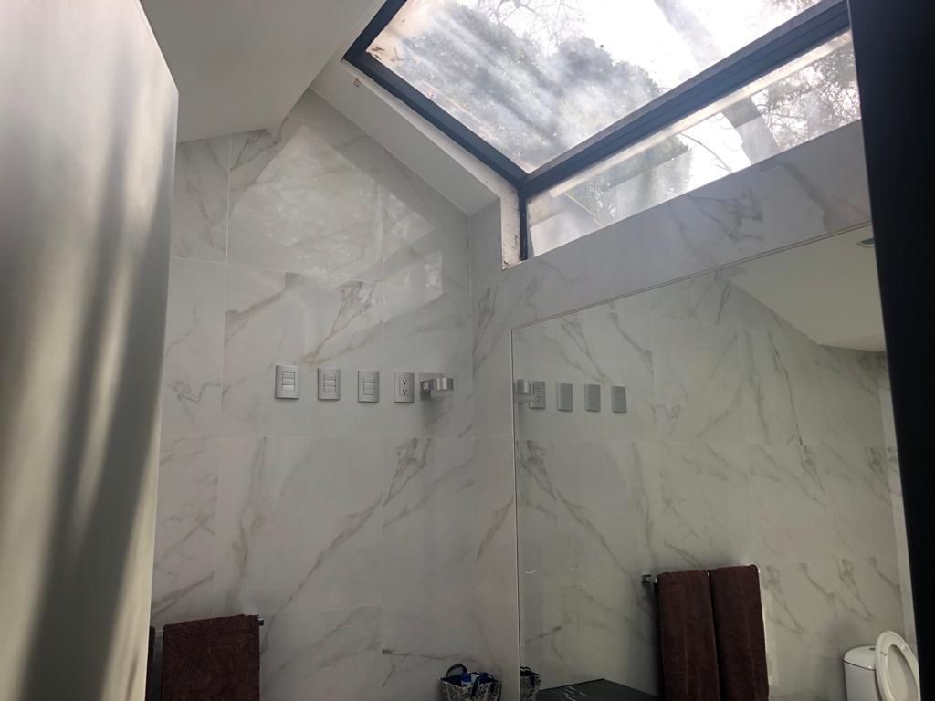 VENDO CASA EN LOMAS HIPODROMO REMODELADA