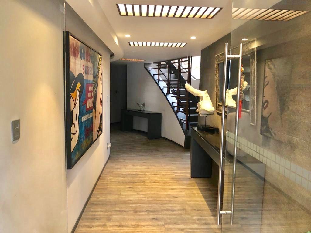 VENDO CASA EN LOMAS HIPODROMO REMODELADA