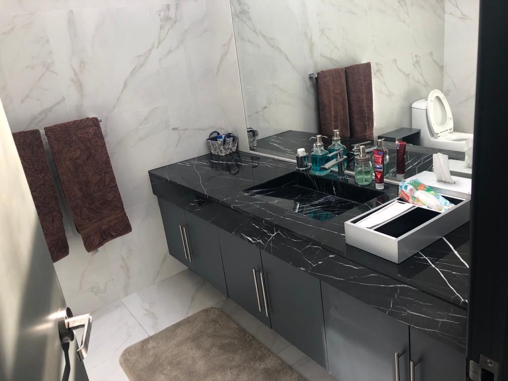 VENDO CASA EN LOMAS HIPODROMO REMODELADA