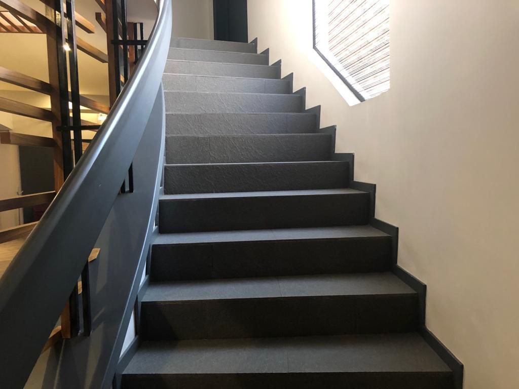 VENDO CASA EN LOMAS HIPODROMO REMODELADA
