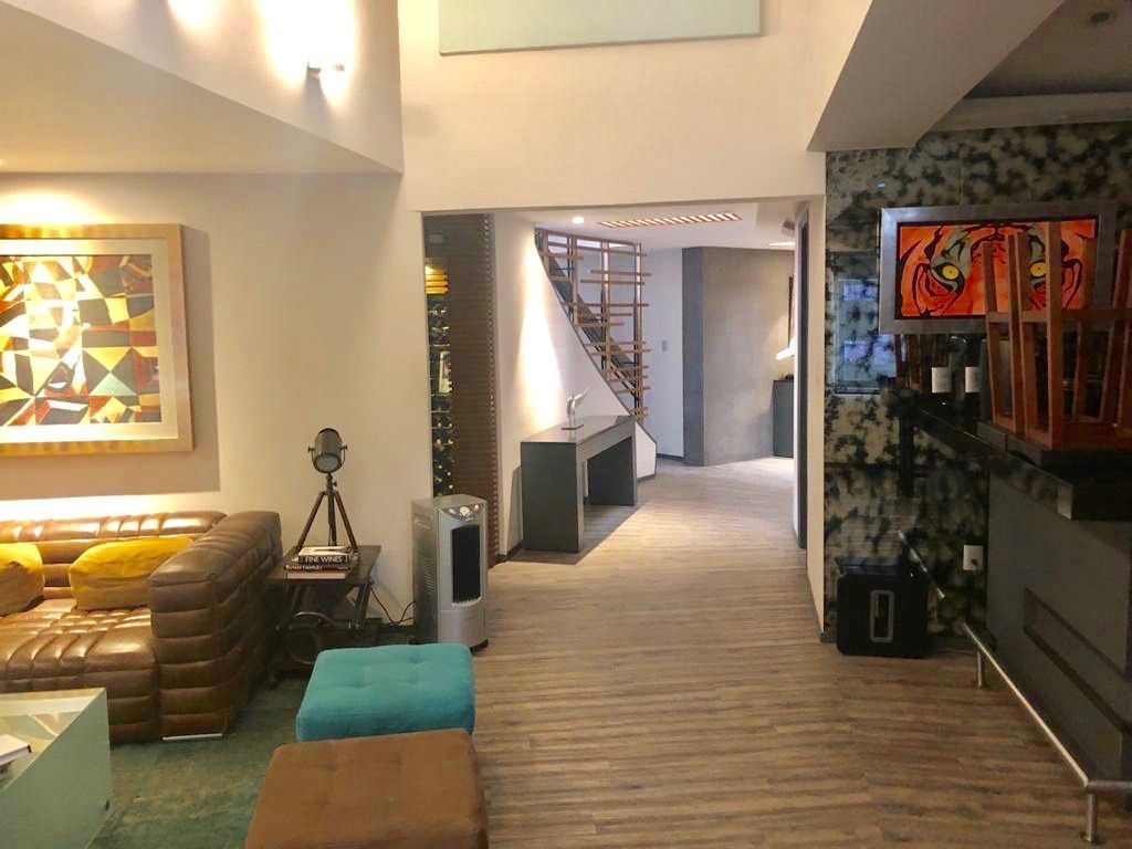 VENDO CASA EN LOMAS HIPODROMO REMODELADA