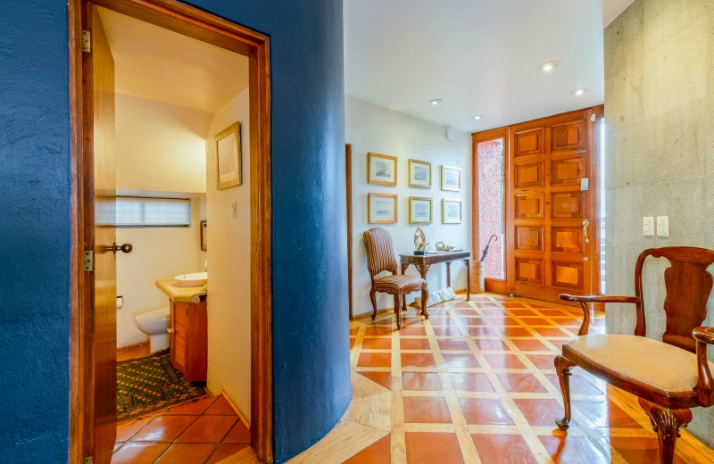 renta de casa amueblada   en  privada  de solo tres casas, amueblada y con sauna.a estilo legorreta
