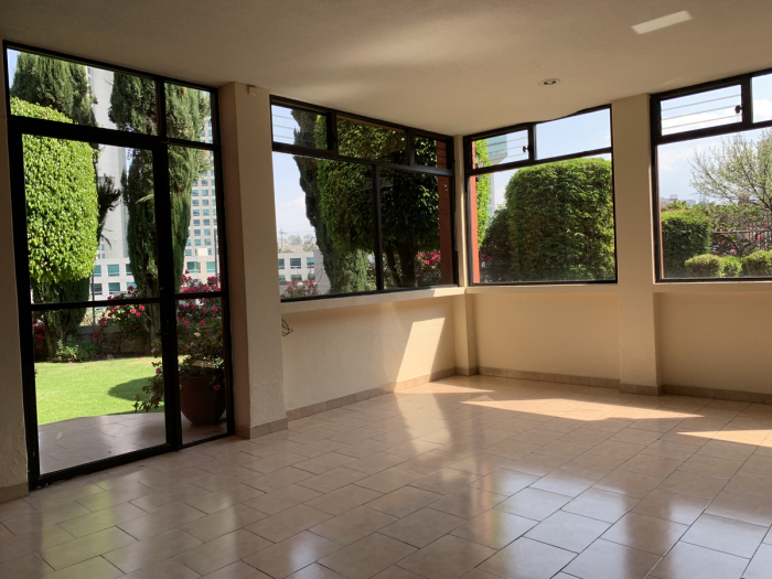 Buena casa en Bosques de las Lomas para actualizar