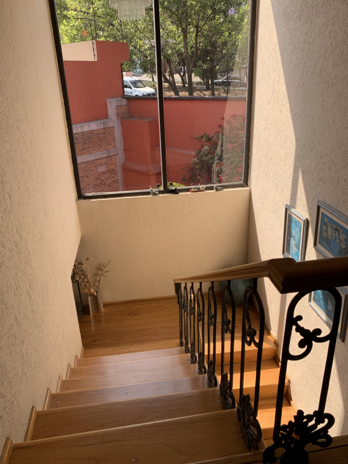 Buena casa en Bosques de las Lomas para actualizar