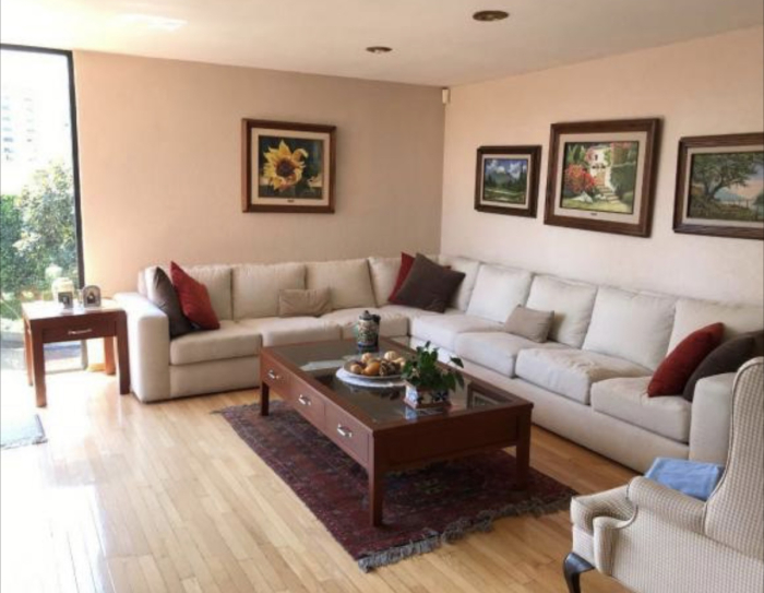 Buena casa en Bosques de las Lomas para actualizar