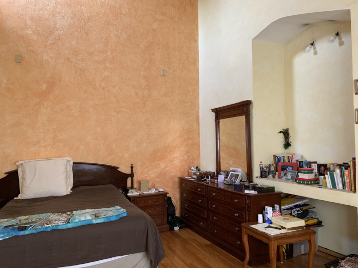 Buena casa en Bosques de las Lomas para actualizar