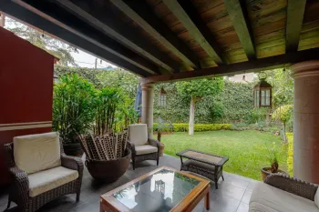 Vendo Casa Magdalena Contreras Con Terraza, Y Jardín Con  Uso De Suelo Mixto