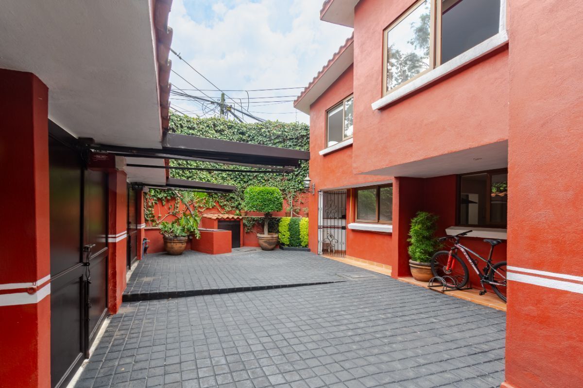 Vendo Casa Magdalena Contreras Con Terraza, Y Jardín Con  Uso De Suelo Mixto
