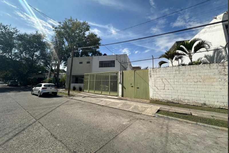 Casa En Venta En Jardines Del Bosque