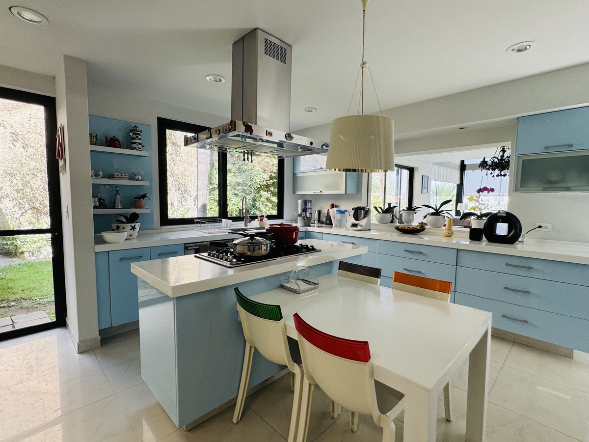 Excelente casa en condominio con 4 recámaras