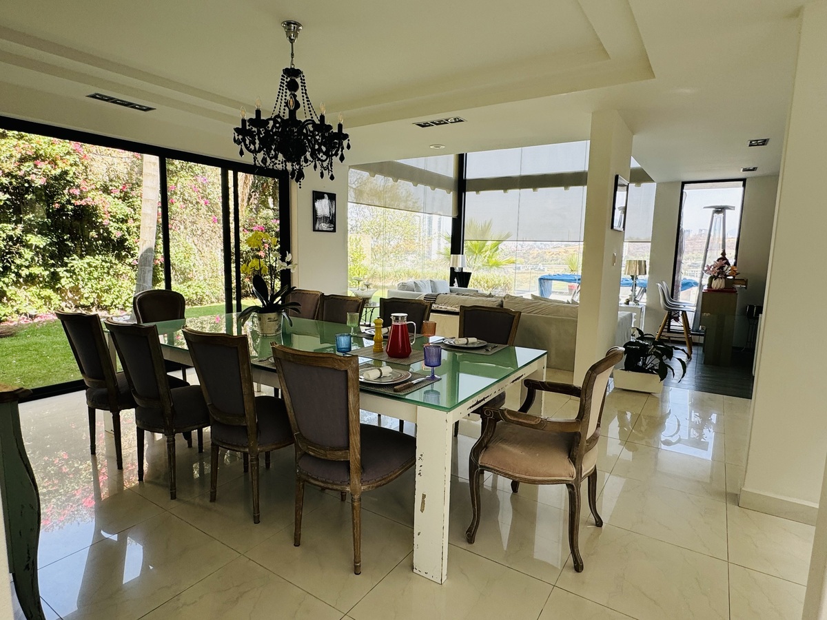 Excelente casa en condominio con 4 recámaras