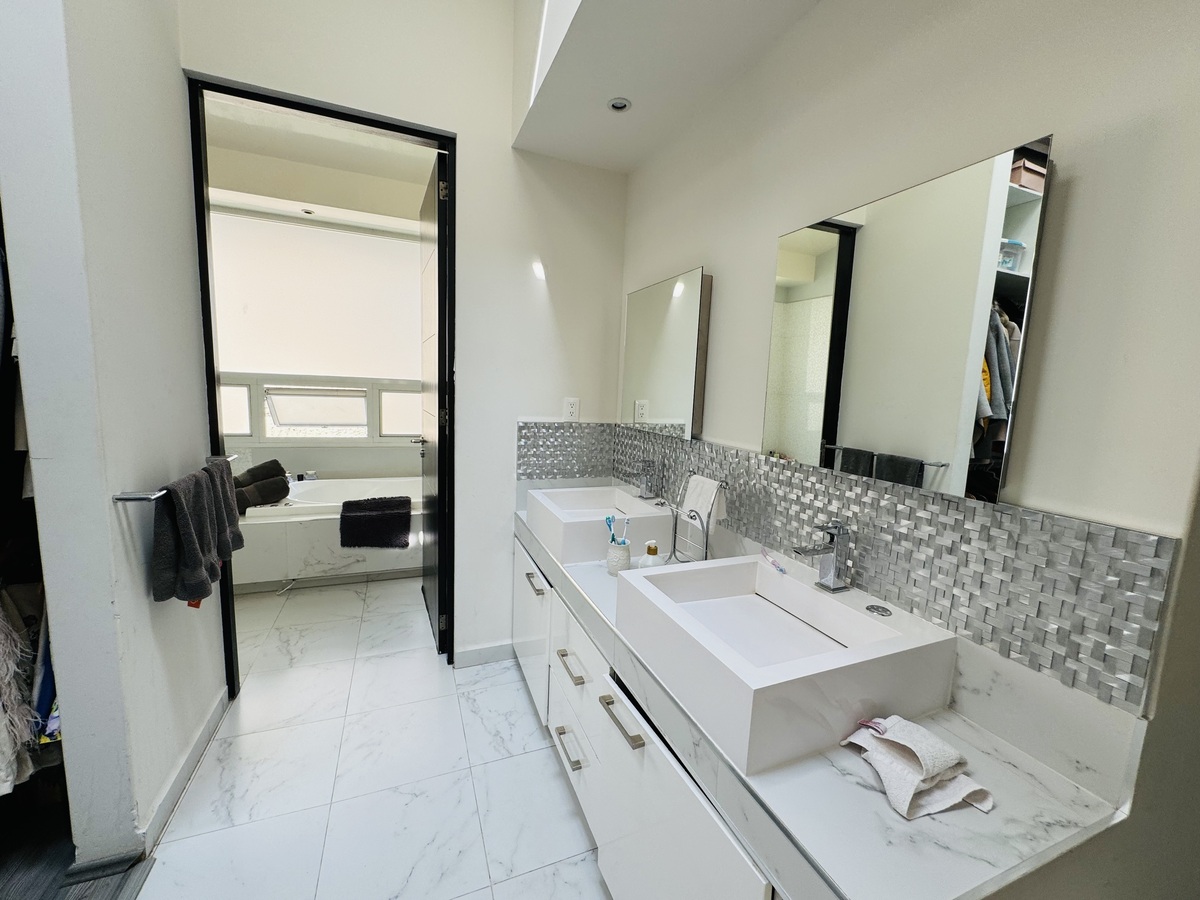 Excelente casa en condominio con 4 recámaras