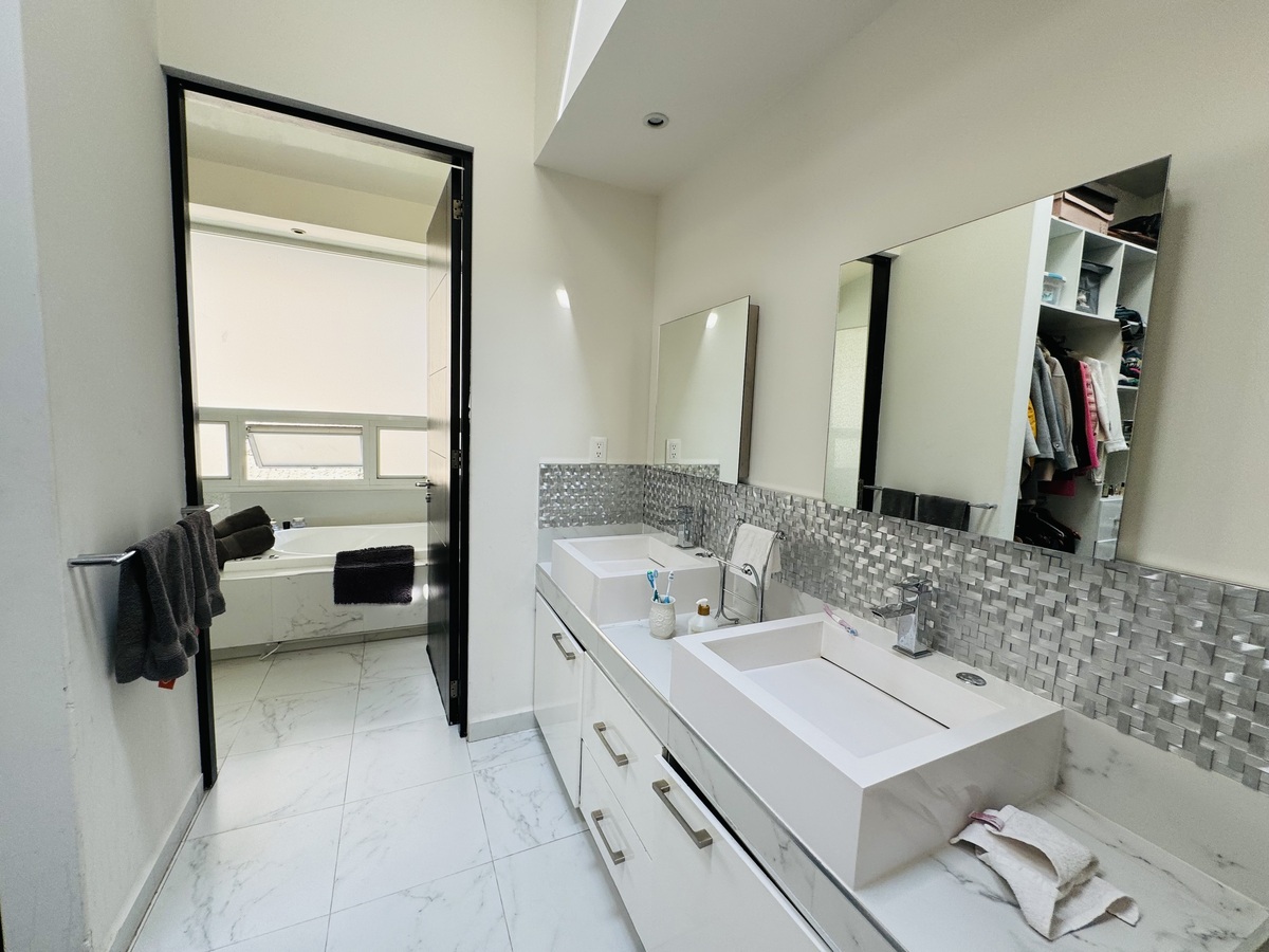 Excelente casa en condominio con 4 recámaras