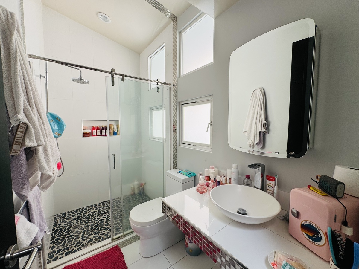 Excelente casa en condominio con 4 recámaras